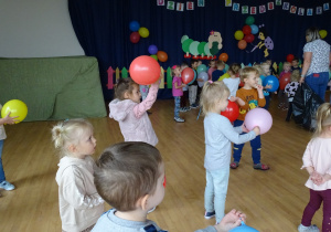 Zabawa taneczna z balonami